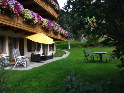 Ein Garten an der Unterkunft Chalet Petunia