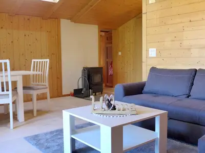 Ein Sitzbereich in der Unterkunft Apartment Chalet Vamika by Interhome
