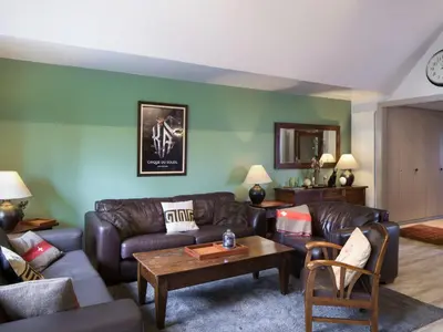 Ein Sitzbereich in der Unterkunft Apartment Tsaumiau A22 by Interhome