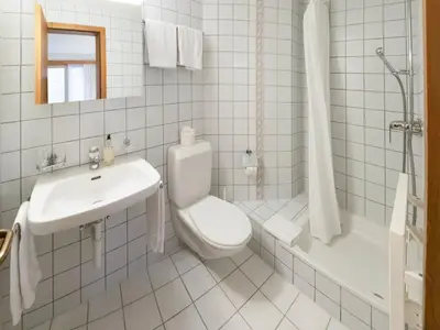 Ein Badezimmer in der Unterkunft Apartment Chalet Abendrot apARTments-4 by Interhome