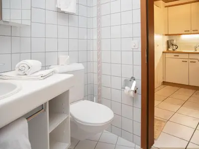 Ein Badezimmer in der Unterkunft Apartment Chalet Abendrot apARTments-8 by Interhome