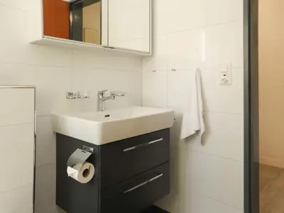 Ein Badezimmer in der Unterkunft Apartment Matten - Utoring-13 by Interhome