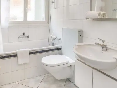 Ein Badezimmer in der Unterkunft Apartment Matten - Utoring-19 by Interhome