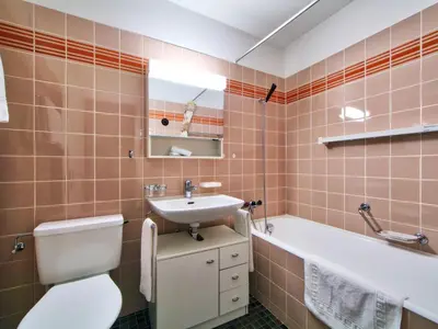 Ein Badezimmer in der Unterkunft Apartment Ringstrasse Apt 212 by Interhome
