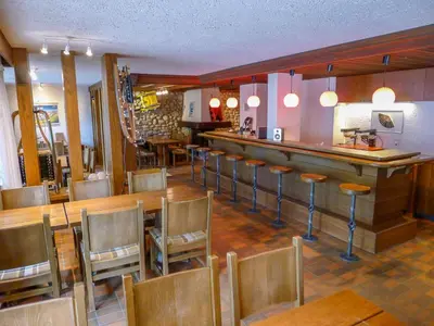 Ein Restaurant oder anderes Speiselokal in der Unterkunft Apartment Ringstrasse Apt 115 by Interhome