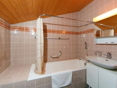 Ein Badezimmer in der Unterkunft Apartment Ringstrasse Apt 512 by Interhome