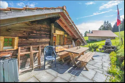 Das Gebäude in dem sich das Ferienhaus befindet