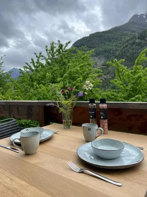 Ein allgemeiner Bergblick oder ein Berglick von des Chalets aus