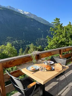 Ein allgemeiner Bergblick oder ein Berglick von des Chalets aus
