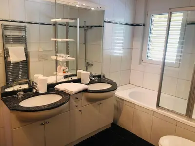 Ein Badezimmer in der Unterkunft Apartment Edelweiss C by Interhome