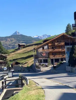 Ein allgemeiner Bergblick oder ein Berglick von des Bed & Breakfasts aus