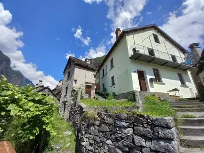Ein allgemeiner Bergblick oder ein Berglick von der Pension aus