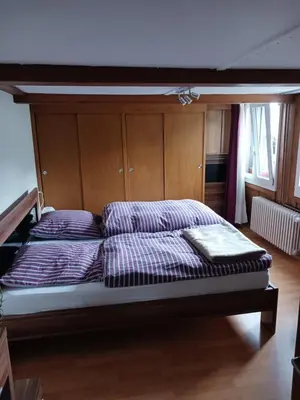 Ein Bett oder Betten in einem Zimmer der Unterkunft Urgemütliche Ferienwohnung, zentral und doch ruhig