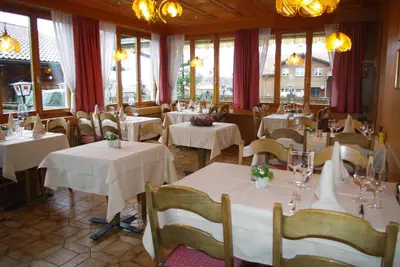 Ein Restaurant oder anderes Speiselokal in der Unterkunft Urgemütliche Ferienwohnung, zentral und doch ruhig