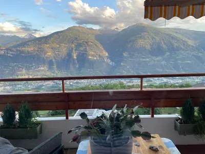 Ein allgemeiner Bergblick oder ein Berglick von des Privatzimmers aus