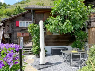 Ein Garten an der Unterkunft Chalet Tschingeli by Interhome
