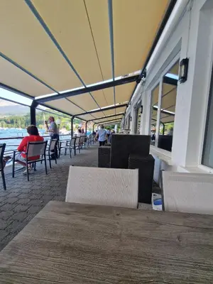 Ein Restaurant oder anderes Speiselokal in der Unterkunft Hotel Chalet Bellerive