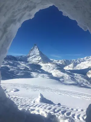 Ein allgemeiner Bergblick oder ein Berglick von des Chalets aus