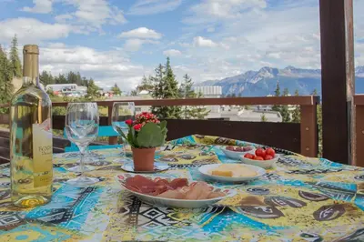 Ein allgemeiner Bergblick oder ein Berglick von der Ferienwohnung aus