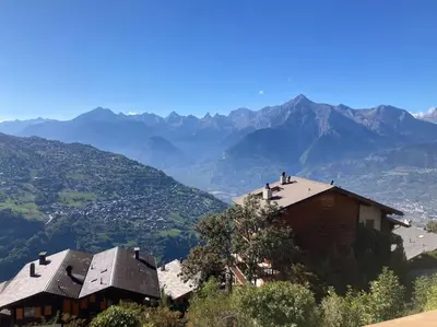 Ein allgemeiner Bergblick oder ein Berglick von der Ferienwohnung aus