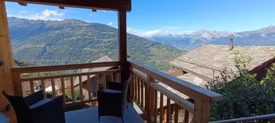 Ein allgemeiner Bergblick oder ein Berglick von des Bed & Breakfasts aus