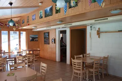 Ein Restaurant oder anderes Speiselokal in der Unterkunft Valley Hostel