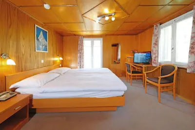 Ein Bett oder Betten in einem Zimmer der Unterkunft Hotel Alphubel