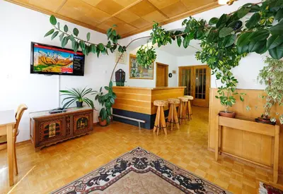 Ein Restaurant oder anderes Speiselokal in der Unterkunft Hotel Alphubel