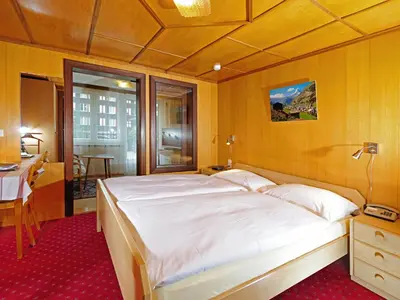 Ein Bett oder Betten in einem Zimmer der Unterkunft Hotel Alphubel