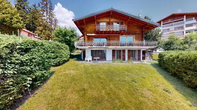 Ein Garten an der Unterkunft Apartment with spectacular view of the peaks