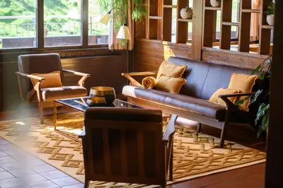 Ein Sitzbereich in der Unterkunft Berghotel Distelboden