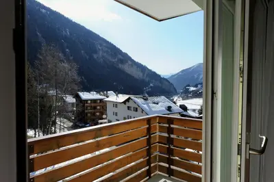 Ein allgemeiner Bergblick oder ein Berglick von des Aparthotels aus