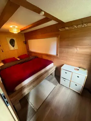 Ein Bett oder Betten in einem Zimmer der Unterkunft Chalet Sonnenheim, Wohnung mit Panoramafenster