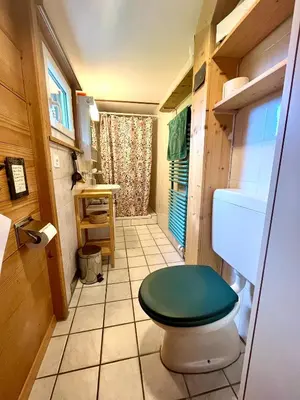 Ein Badezimmer in der Unterkunft Chalet Sonnenheim, Wohnung mit Panoramafenster