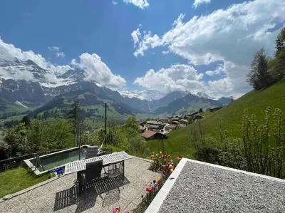 Ein allgemeiner Bergblick oder ein Berglick von der Ferienwohnung aus