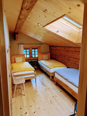 Ein Bett oder Betten in einem Zimmer der Unterkunft Apartment Chalet Grittelihus, between Interlaken - Gstaad