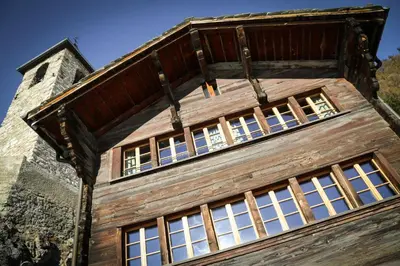 Das Gebäude in dem sich das Ferienhaus befindet