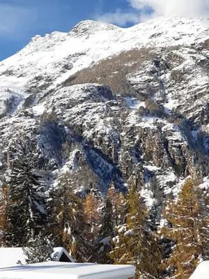 Ein allgemeiner Bergblick oder ein Berglick von des Chalets aus