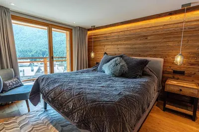 Ein Bett oder Betten in einem Zimmer der Unterkunft Sonnhalde II - Luxury Chalet