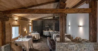 Ein Restaurant oder anderes Speiselokal in der Unterkunft Kapitel 7 Boutique-Hotel