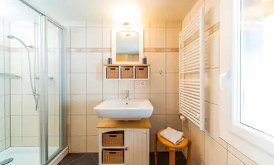 Ein Badezimmer in der Unterkunft Ski-in, central and cosy in the Chalet Diana, free access to swimming pool