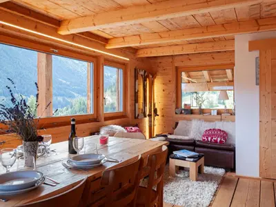 Ein Sitzbereich in der Unterkunft Chalet Mayen du Bleusy by Interhome