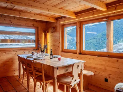 Ein allgemeiner Bergblick oder ein Berglick von des Chalets aus