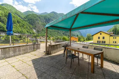 Ein allgemeiner Bergblick oder ein Berglick von des Ferienhauses aus