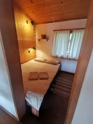 Ein Bett oder Betten in einem Zimmer der Unterkunft NEB-THUN Seehaus Einigen