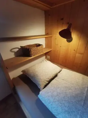 Ein Bett oder Betten in einem Zimmer der Unterkunft NEB-THUN Seehaus Einigen