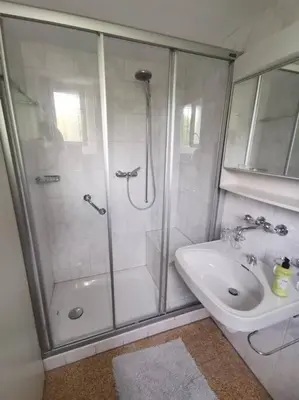 Ein Badezimmer in der Unterkunft NEB-THUN Seehaus Einigen