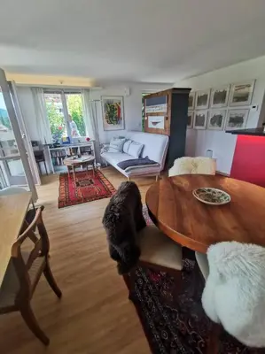 Ein Sitzbereich in der Unterkunft NEB-THUN Einigen, Wohnung am See