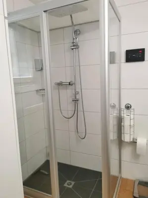 Ein Badezimmer in der Unterkunft NEB-THUN Einigen, Wohnung am See