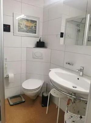 Ein Badezimmer in der Unterkunft NEB-THUN Einigen, Wohnung am See